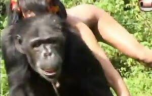 Loira gostosa casada em cenas caseiras de sexo gostoso - Mulheres transando com macaco